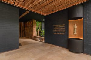 Interior moderno restaurante Mulatto diseñado por Vicaría Arquitectura - proyecto gastronómico con iluminación cálida y acabados en madera